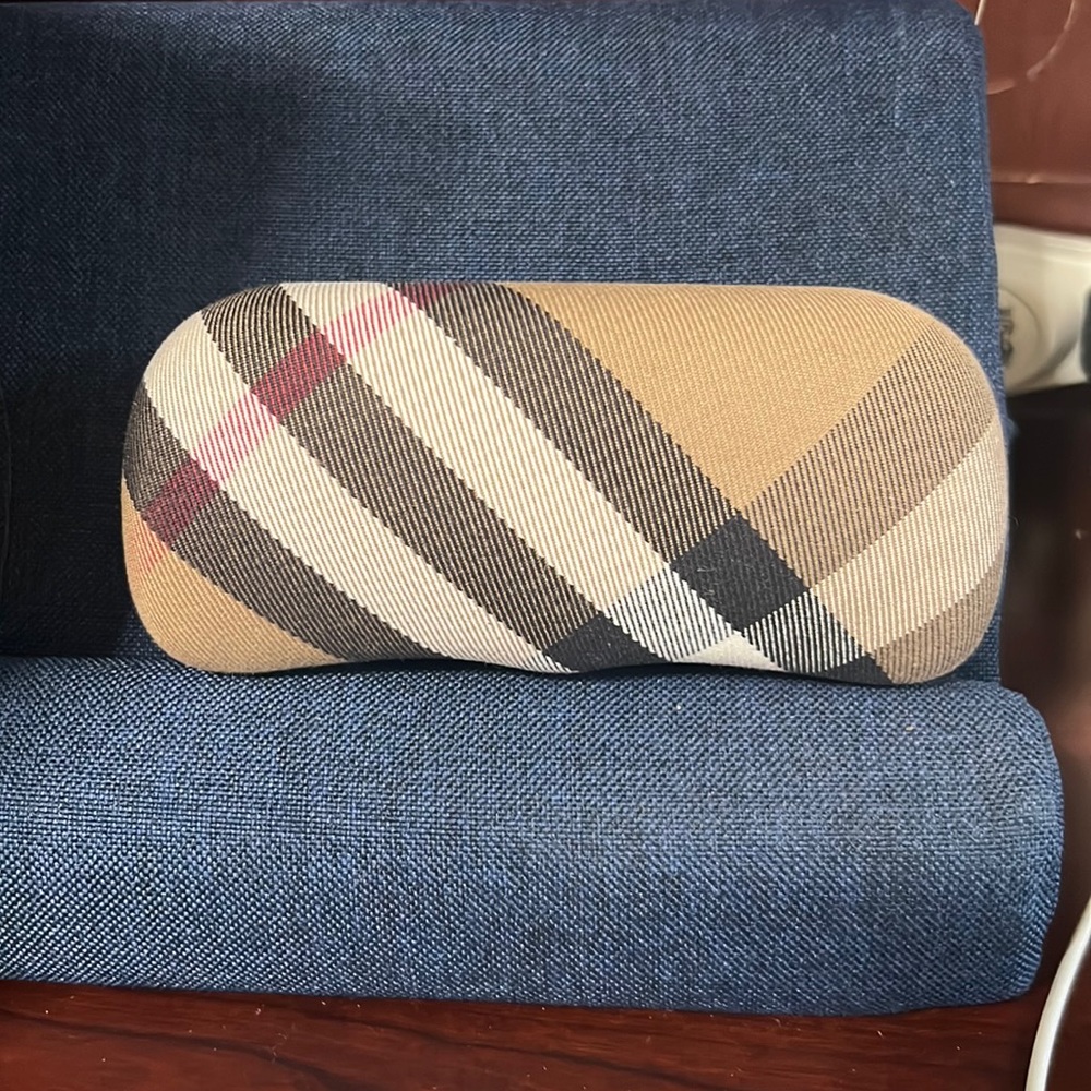 Burberry Sunglasses Hard Case cleaning cloth is missing